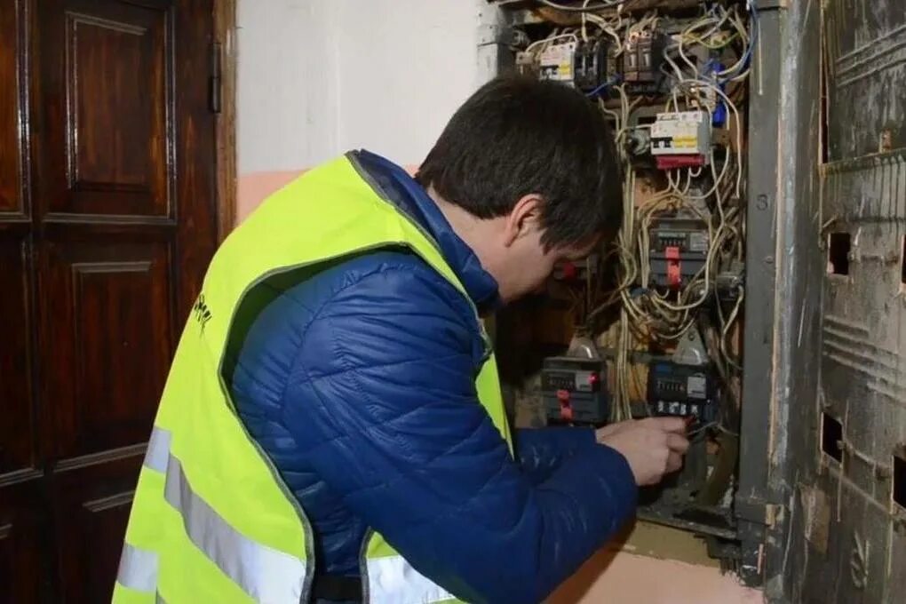 Вологжанин подключился к электричеству. Электричество ярославль. Электричество ярославль. Электричество ярославль. Граффити на тему электричества.