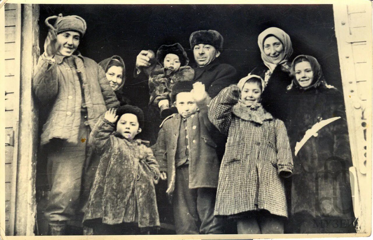 Возвращение чеченцев. Депортация балкарцев в 1944. возвращение карачаевцев на родину. карачаевцы 1943. возвращение чеченцев из депортации 1957.