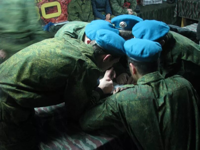 Голубые береты минус. Голубые береты одуванчики. экипажу 561 голубые береты. груз &quot;200&quot; голубые береты. голубые береты уходим.