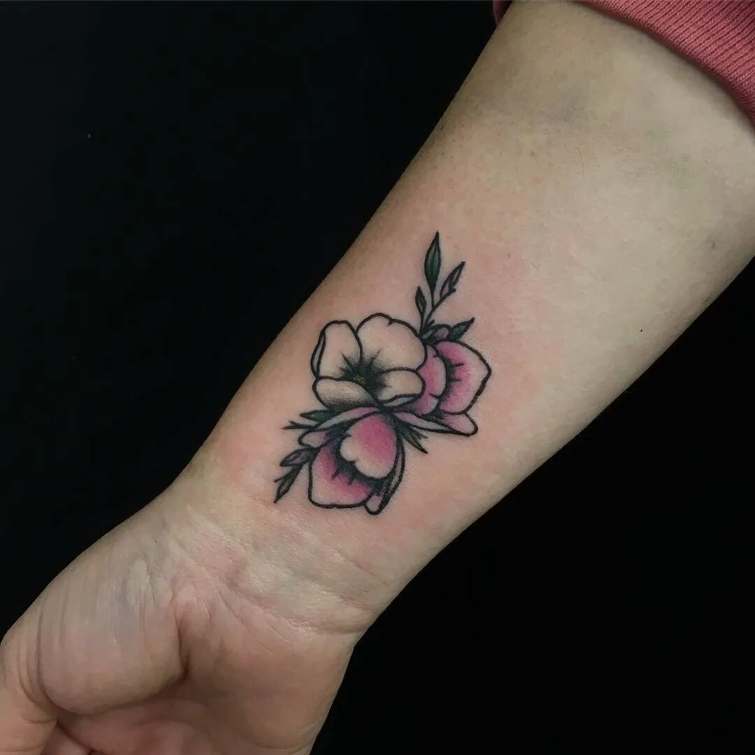 Тату на запястье. Тату аленький цветок. Тату цветы на запястье для девушек. Красивые тату на запястье женские. Тату цветы на руке.