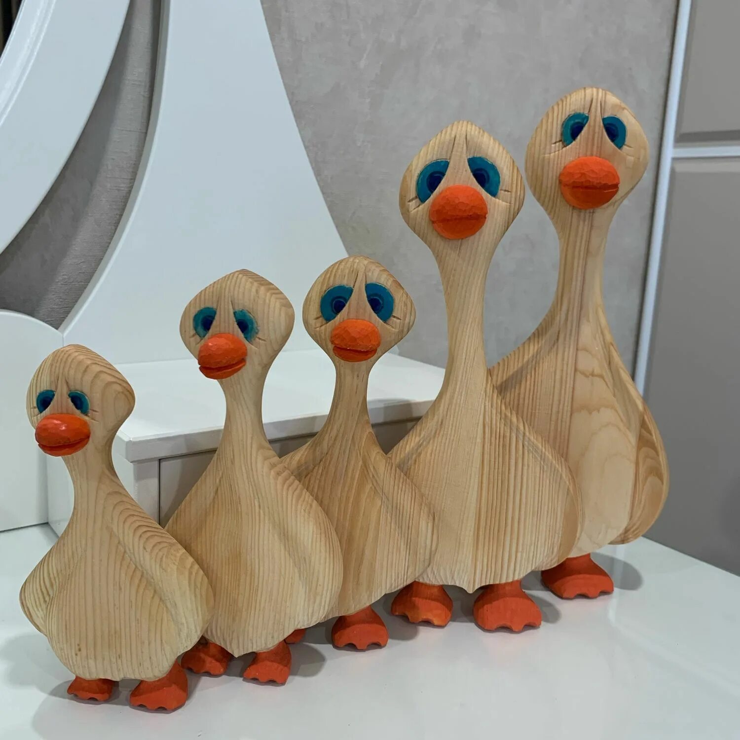 Фигурка декоративная "гусь". Сувенир гусь. Статуэтка гусь из дерева. Деревянная резная птица. Гусь деревянный гусь хрустальный.