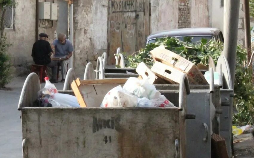 Ребенок в мусорном баке в Баку. Мусорные баки на кладбище. Нашли младенца в мусорном баке.
