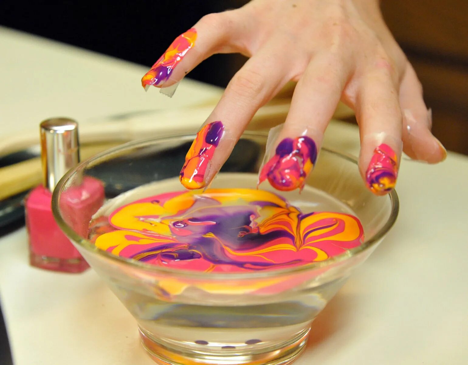 Маникюр водный дизайн. Разводы на ногтях. Сухой водный маникюр. Ногти голубого цвета с рисунком. Ногти лак вода.