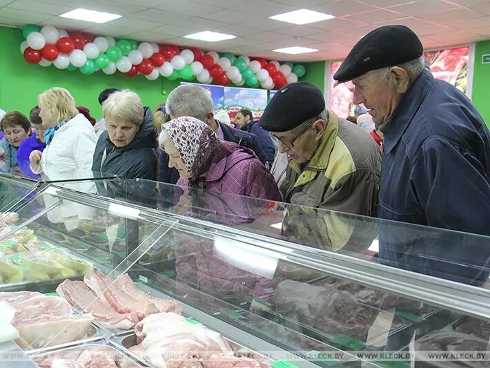Да новых перамог клецкая районная газета сайт. Барахолка клецк. Да новых перамог. Друзья в магазине. Мясные продукты в магазине.