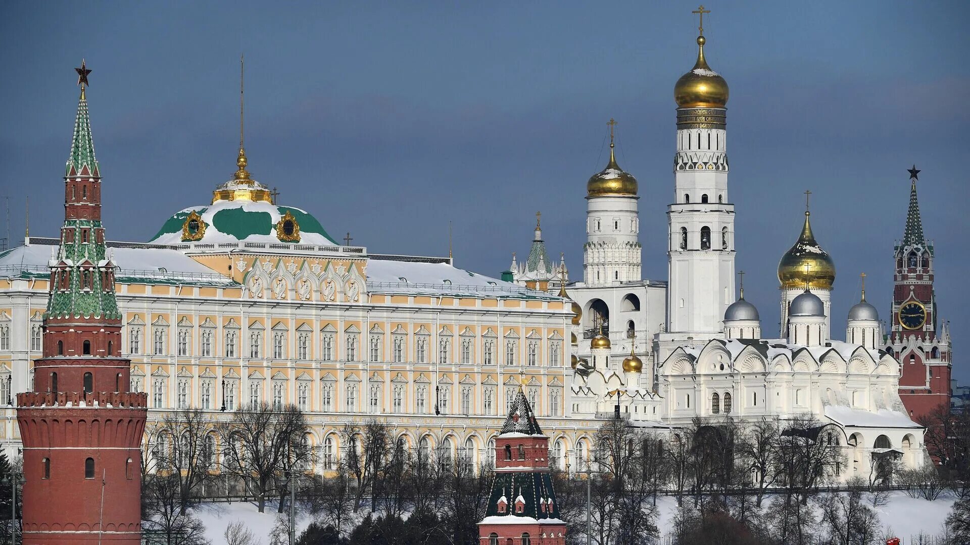 Как поэт называет кремль с кем сравнивает. Московский кремль. московский кремль ансамбль московского кремля. московский кремль зимой. кремль фото.