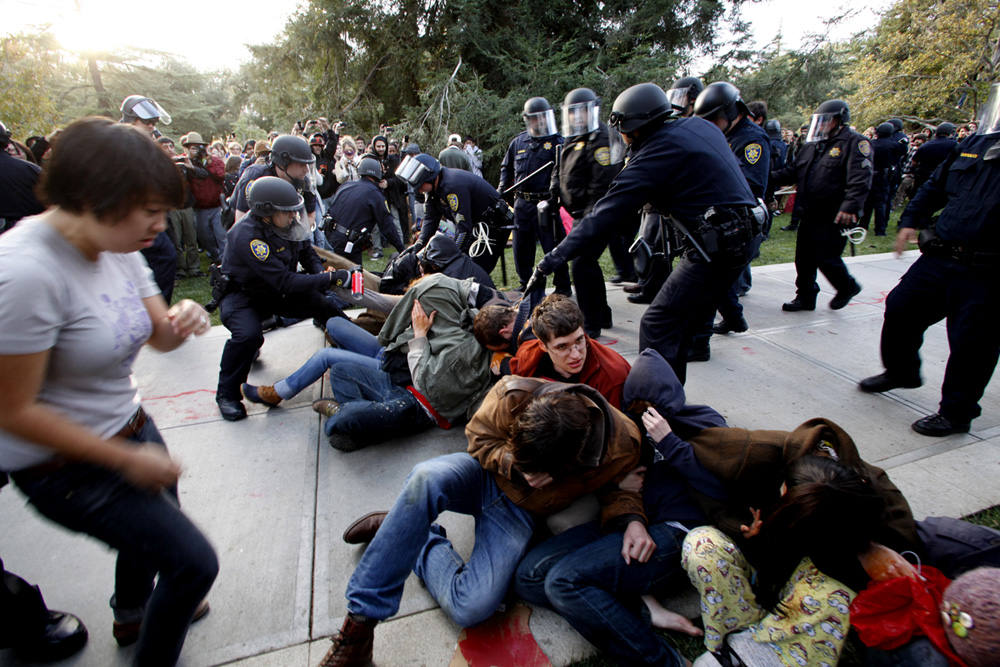 Нападение толпой. Разгон демонстрантов в США.