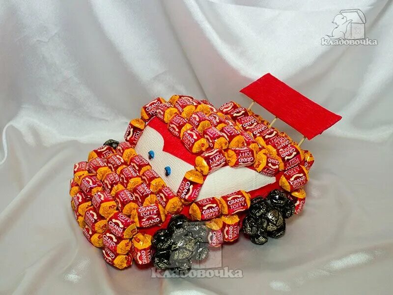 торт из киндеров. подарок брату на др своими руками. подарок брату на др. подарок брату на день рождения. подарок из конфет для мальчика.