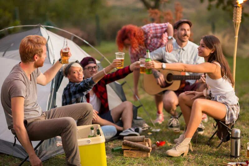 Come on camp. Пикник с пивом на природе. Пикник с пивом. Компания с пивом на природе. Музыкальная вечеринка на природе.