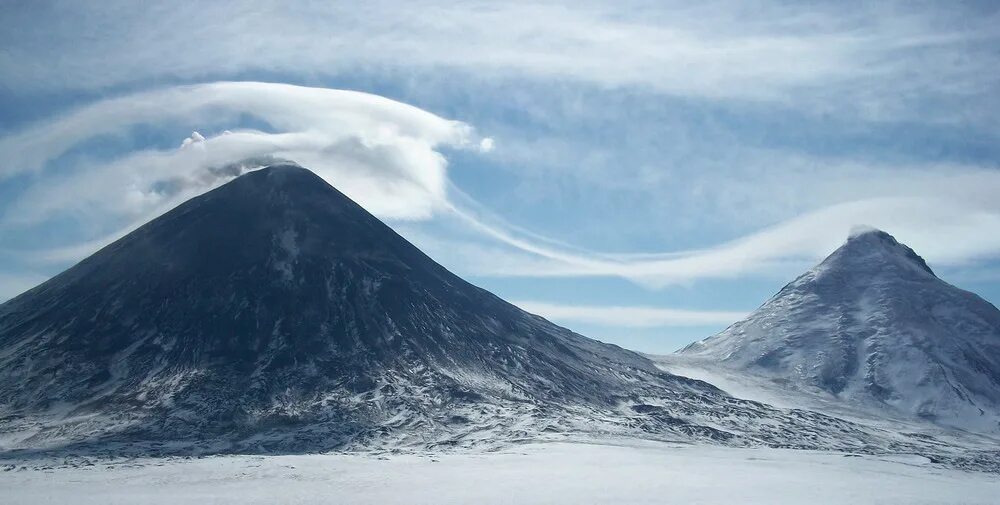 Ключевская группа вулканов камчатка. Камчатка пенинсула. Ключевская сопка и толбачик. Ключевская группа вулканов. Вулкан безымянный на камчатке.
