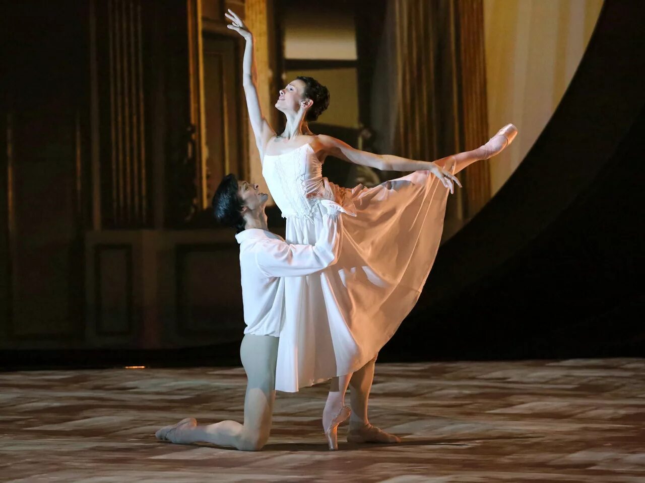 Балерина гран жете. Па де труа пахита. Пахита балет петипа. Гран балет. Гранд жете прыжок.