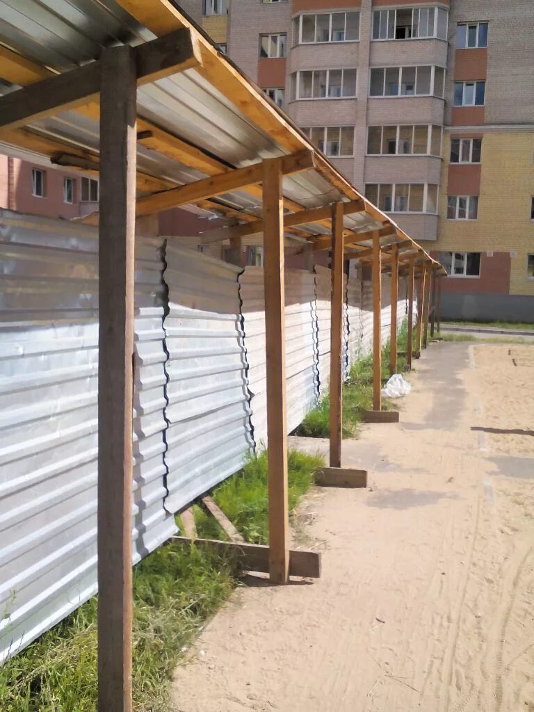 Временные заборы. Забор на стройплощадке. Забор на стройплощадке. Забор строительного участка. Забор строительного участка.