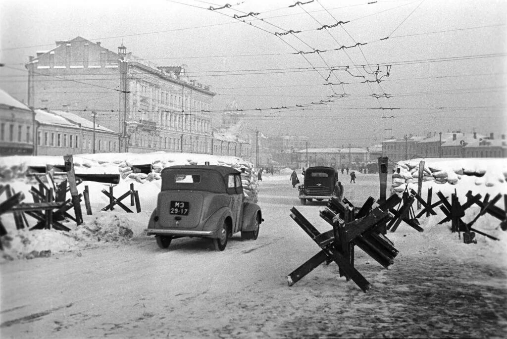 Оборона городка. Противотанковые Ежи в Москве в 1941. Битва за Москву (1941-1942 годы). Битва за Москву 1941. Противотанковые Ежи в Химках 1941г.