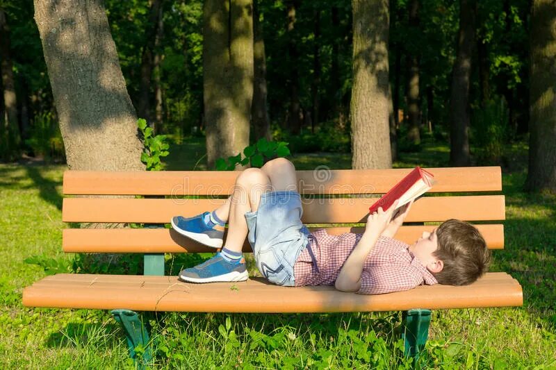 Чтение лежа. Чтение на скамейке. Дети лёжа на скамейке. Дети лежат на лавочке. Sit on a bench