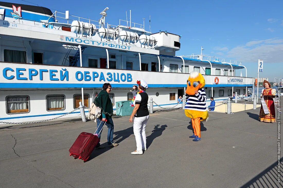 Теплоход проект москва. Теплоход белая русь. Сколько пассажиров на теплоходе. Речной круиз турист. Сколько пассажиров на теплоходе.