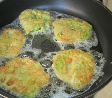 Капуста куском в кляре на сковороде