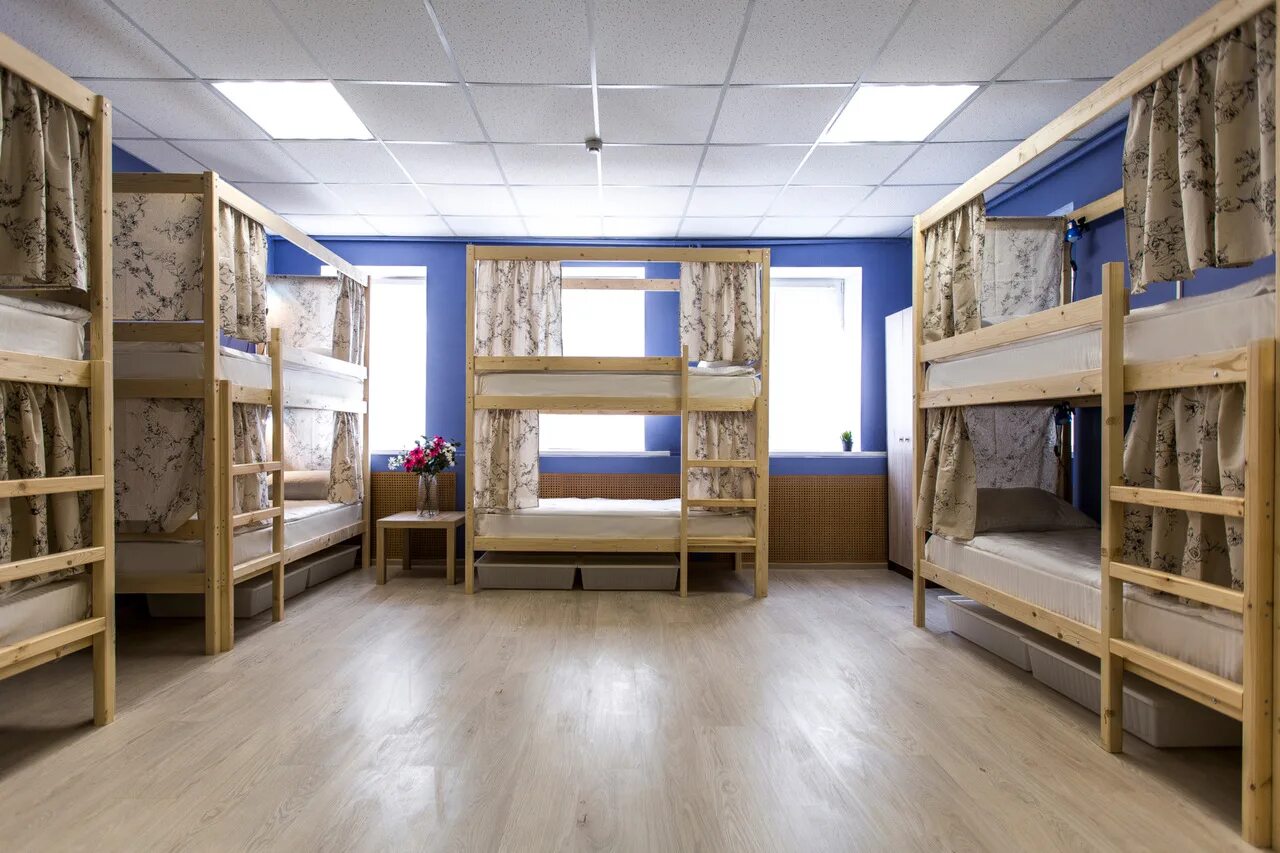 Хостел андромеда тюмень. Хостел казанский вокзал. Москва хостел 8с1. Хостелы москвы около метро. Трехместный номер хостел.