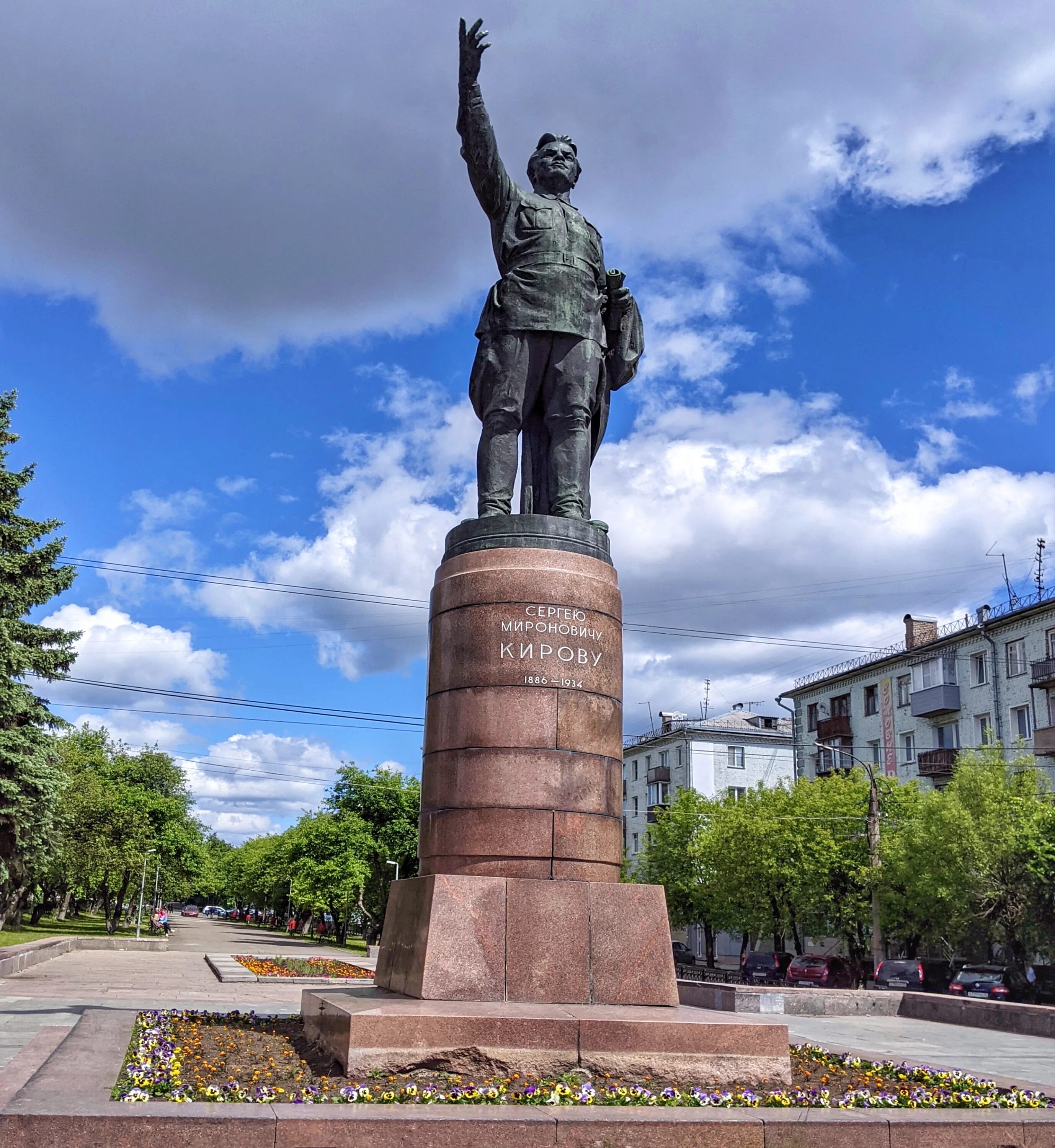 Памятник Кирову Киров памятник. Октябрьский проспект памятник Кирову. Киров памятник Кирову Октябрьский проспект. Б н киров