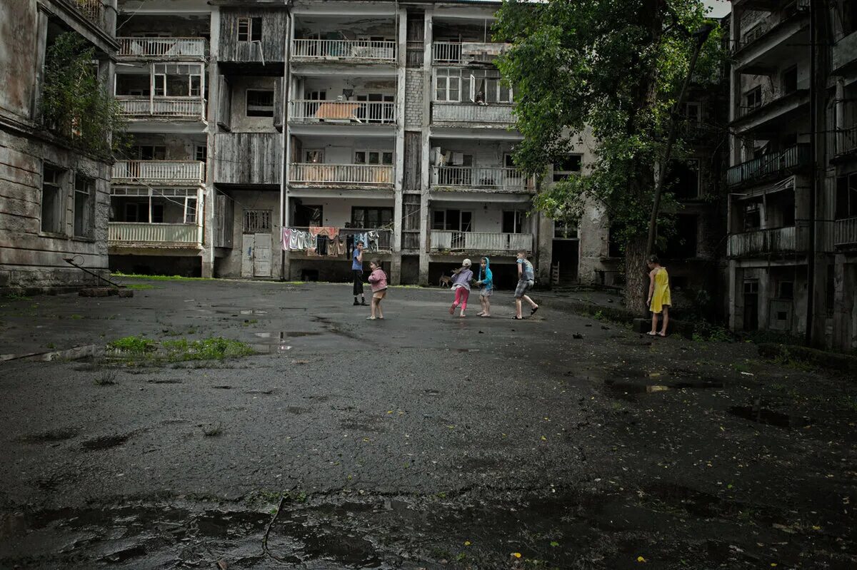 Сколько людей живет в абхазии. Акармара город-призрак в абхазии. абхазия ткварчели акармара. ткварчели абхазия джантуха. акармара город-призрак в абхазии до войны.