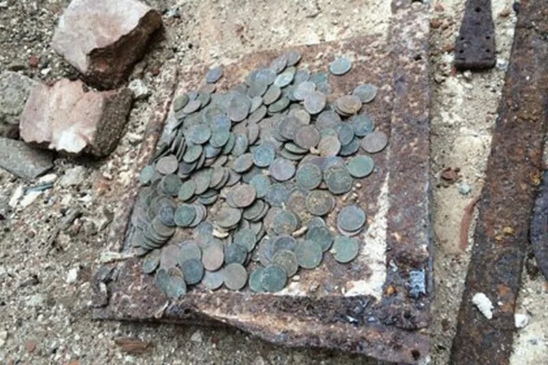 старинная монета найденная металлоискателем. клад в доме. откопали старый трансформаторам. клад старого поместья. клад старого поместья.