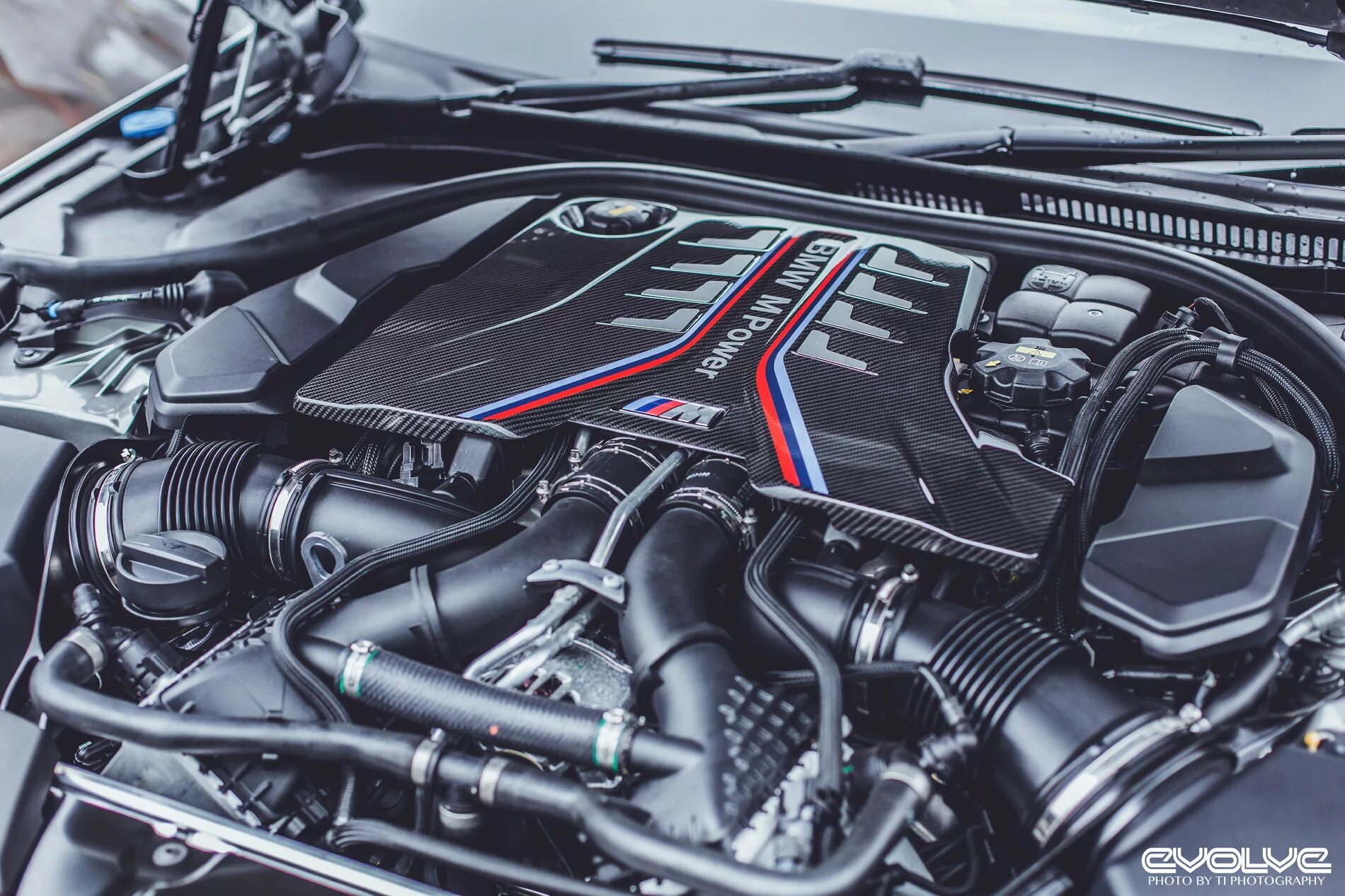 Мотор пятерка. BMW m5 f90 мотор. BMW m5 f90 engine. Двигатель БМВ м5 ф90. БМВ м5 f90 двигатель.