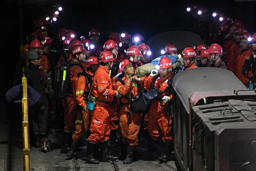 Горноспасатели в шахте. Шахтер спас. Александр заковряшин спасатель. Цивилев листвяжная. Кондаков константин витальевич мчс.