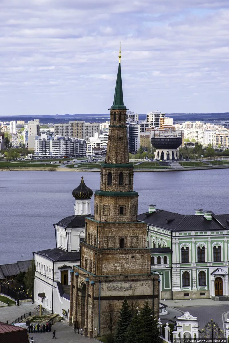 Достопримечательности татарстана башня сююмбике. Башня сююмбике в казани ночью. Башня сююмбике. Башня сюмбюкеив кпзани. Казанская падающая башня сююмбике.