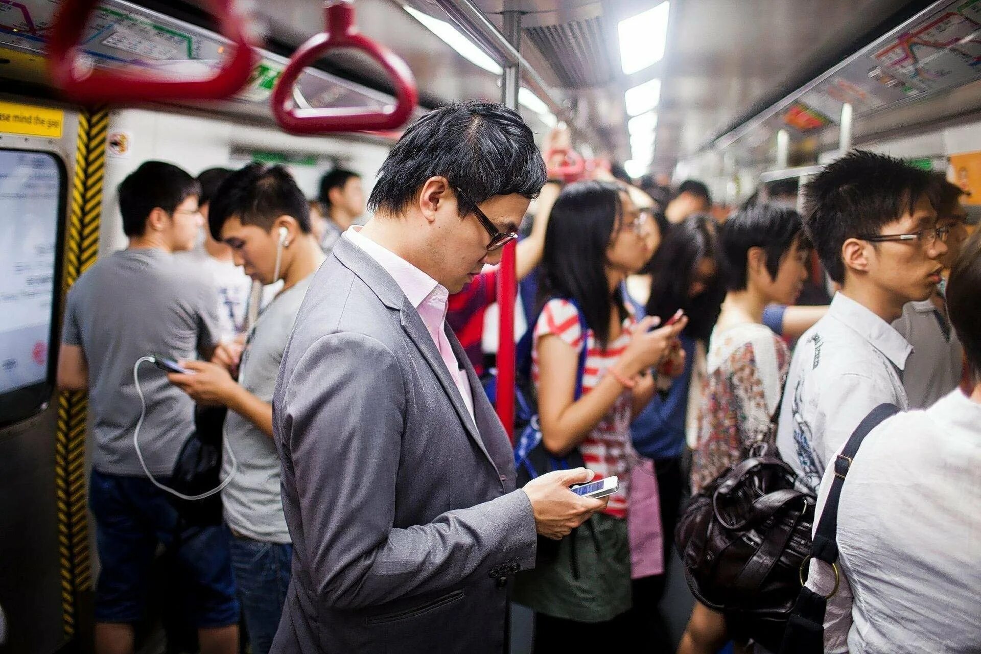Как будет китайский человек. Япония люди. Китайцы в метро. Китаец с телефоном. Кореец с телефоном.