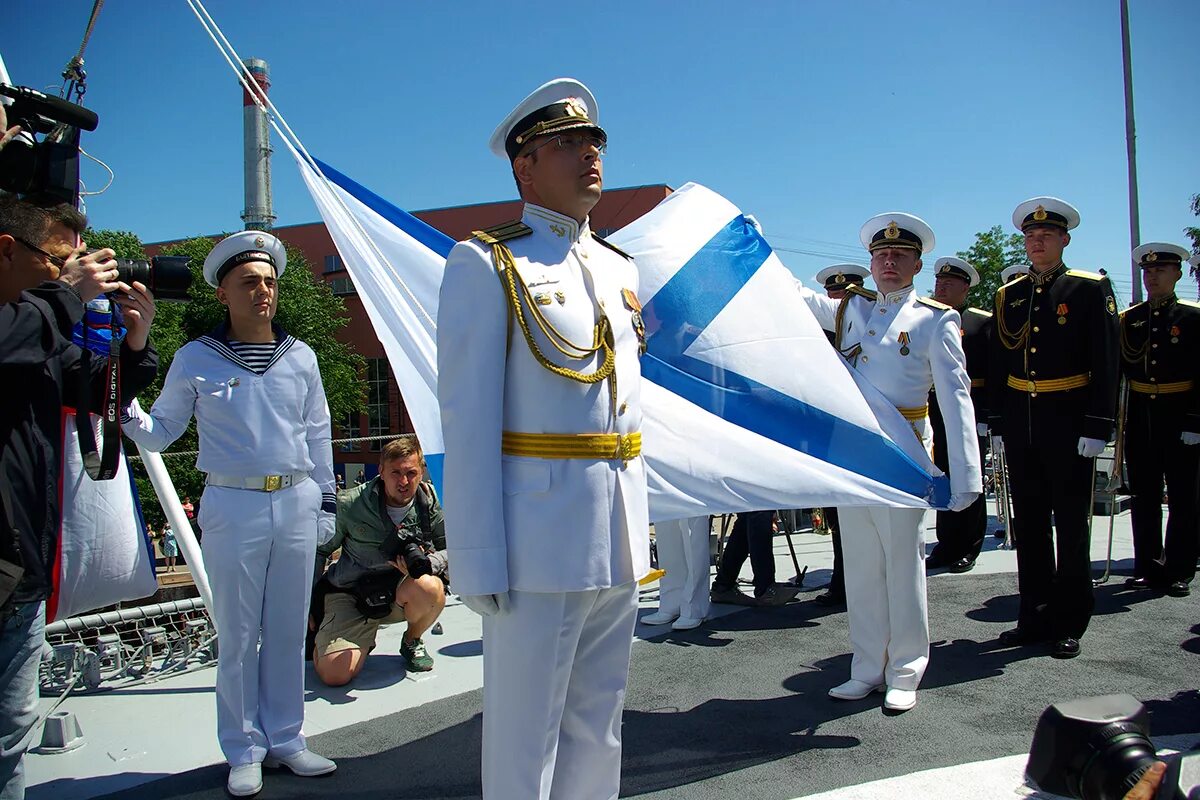 Военно морской Андреевский флаг. Корабль ВМФ России с Андреевским флагом. Флаг "Андреевский". Поднятие флага на корабле.