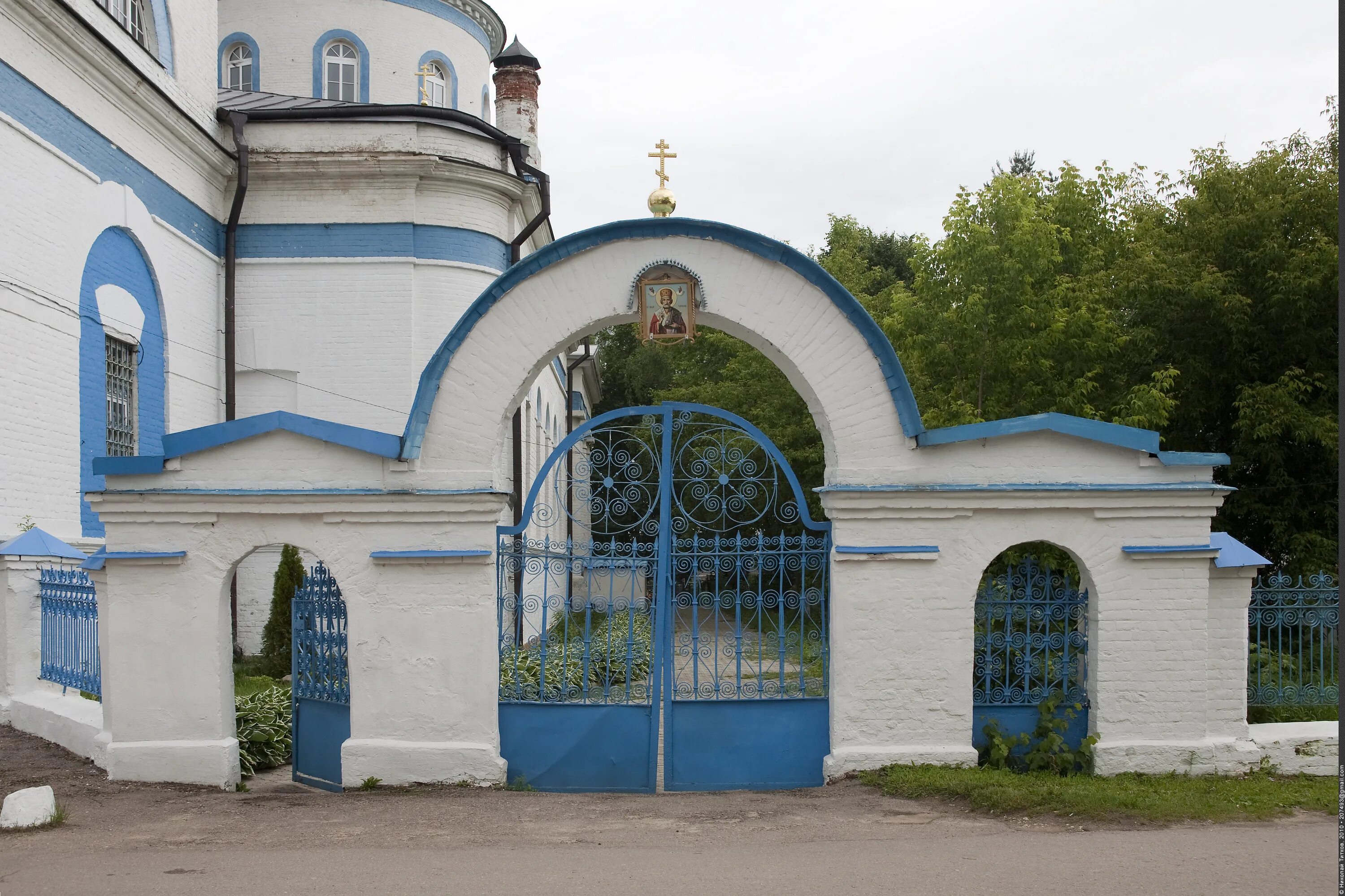 Кирпичные ворота прага. Правые ворота. Правые ворота. Турникет в магазине. Стадион «горнячок» г.