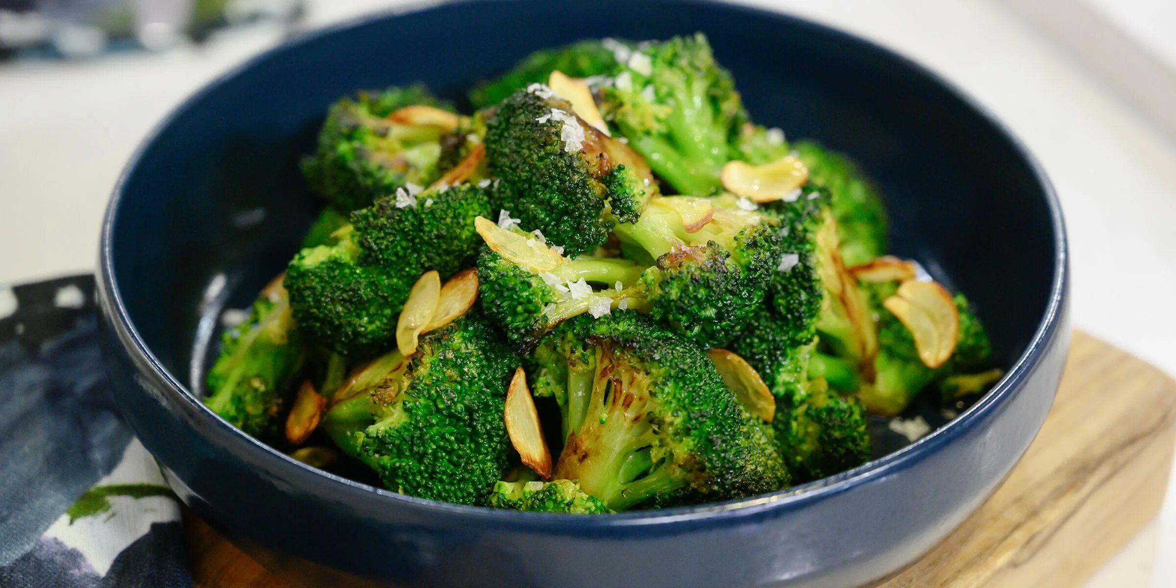 Брокколи дио. Sauteed Broccoli. Жареные брокколи. Брокколи с чесноком. Брокколи с грибами на сковороде