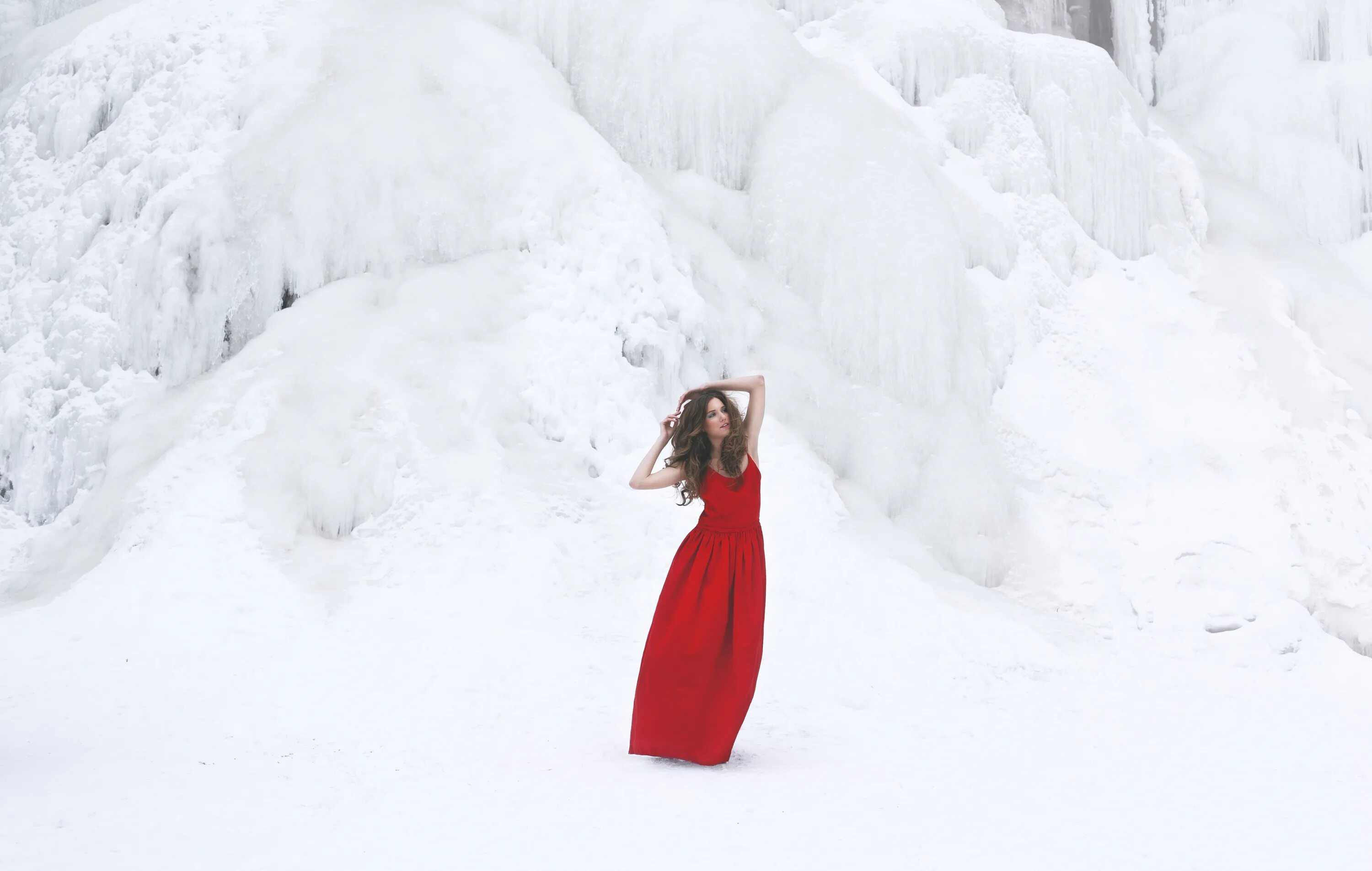 Красная снежка. Девушка в Красном платье на снегу. Фотосессия на фоне снега. Фотосессия в Красном платье на снегу. Фотосессия зимой в платье.