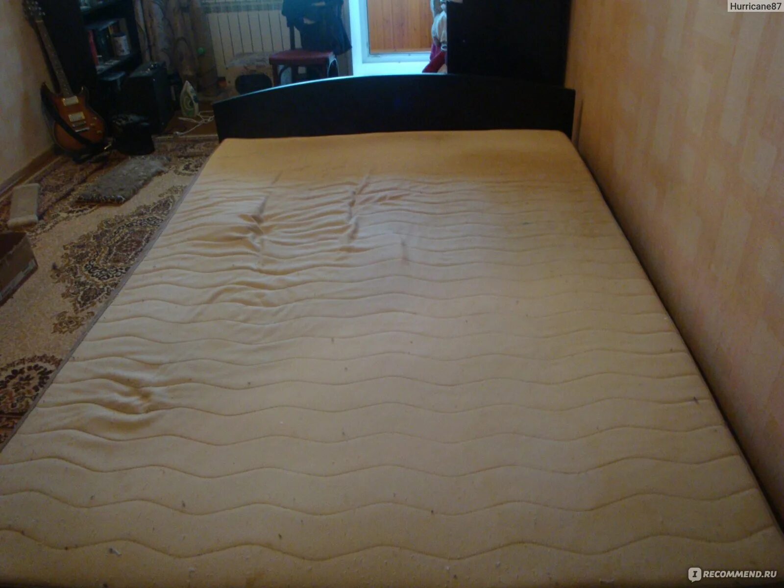 Через неделю промялся матрас. Девушка выбирает кровать. Можно вернуть матрас. Матрас в больнице. Можно вернуть матрас.