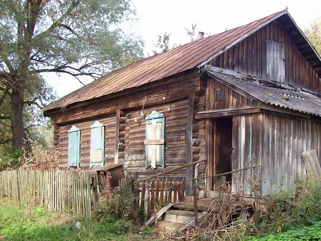 Старый деревянный дом. Деревенский домик. Старый домик. Деревянный деревенский домик.