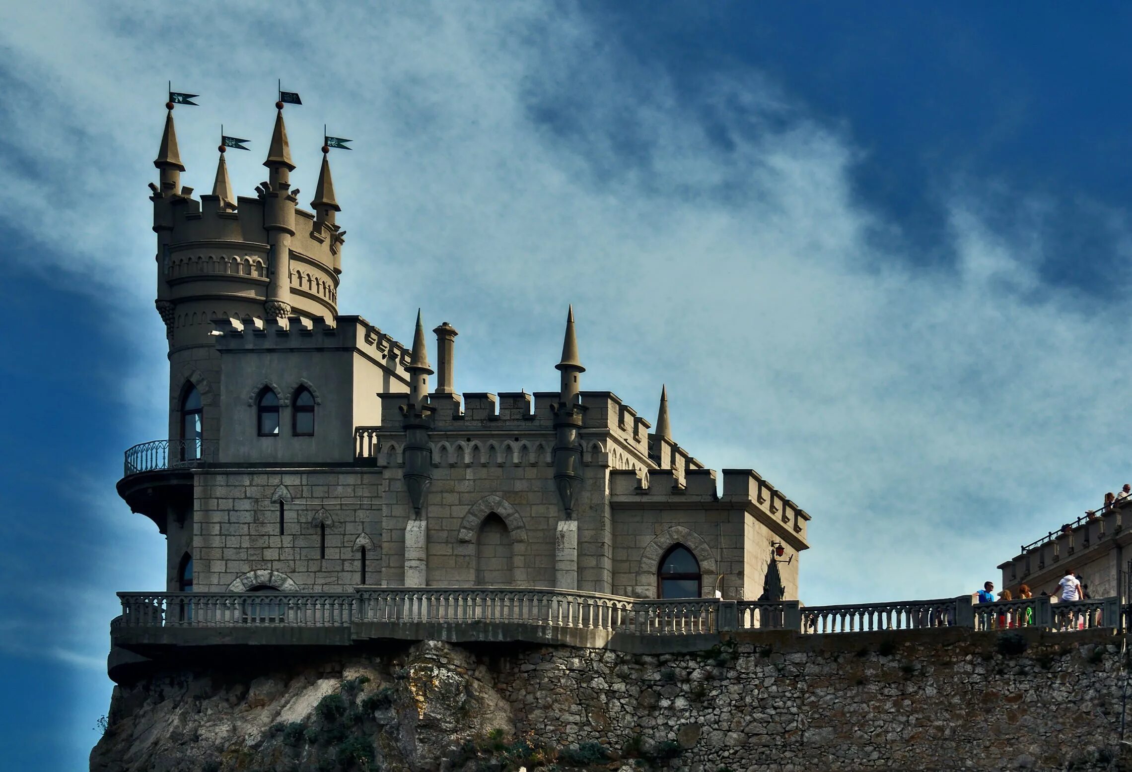 Дворец замок Ласточкино гнездо. Дворец Ласточкино гнездо в Крыму. Ялта замок Ласточкино гнездо. Замок «Ласточкино гнездо» (пос. Гаспра).