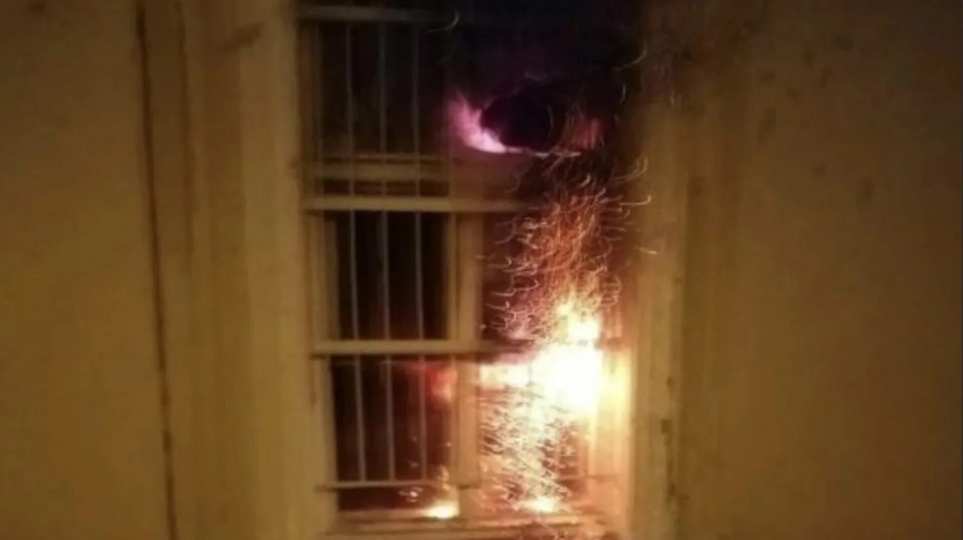 Поджог военкомата. Поджог. пожар в здании. пожар в окне. подожгли военкомат.