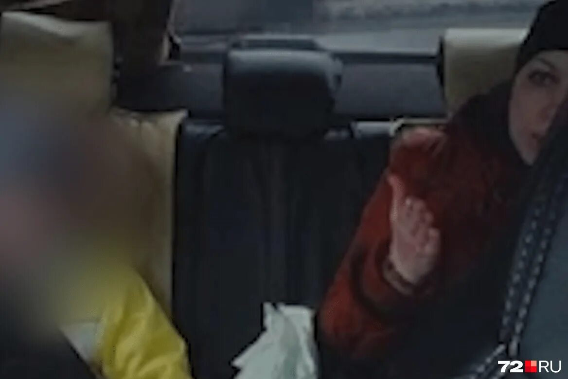 драка с двумя таксистами. сломана ручка такси. пассажирка такси. пассажирка такси. женщина напала на таксиста.