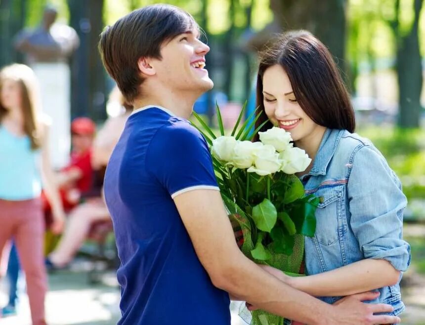 Женщина заигрывает. Мужчина дарит цветы. Девушка на первом свидании. Девушке на 1 свидании. Женщина на свидании.