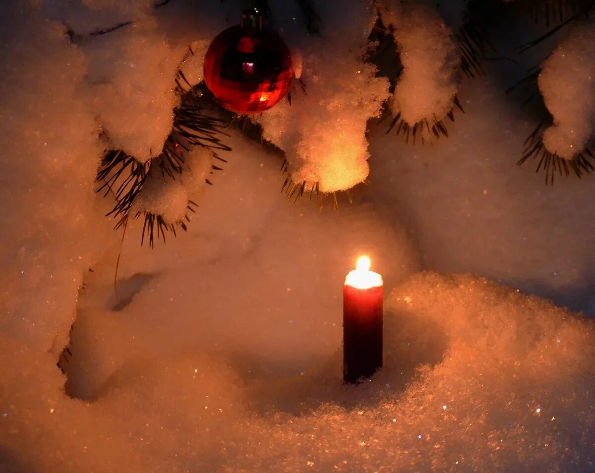 Загорелись на сугробах. Свеча на снегу. Свечи заснеженные. Зимние свечи. Свечи в зимнем лесу.