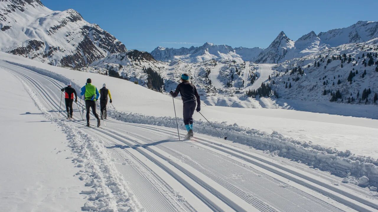 Skiing track. Лыжные гонки в горах. Трасса для беговых лыж. Беговые лыжи горы. Лыжник на трассе.