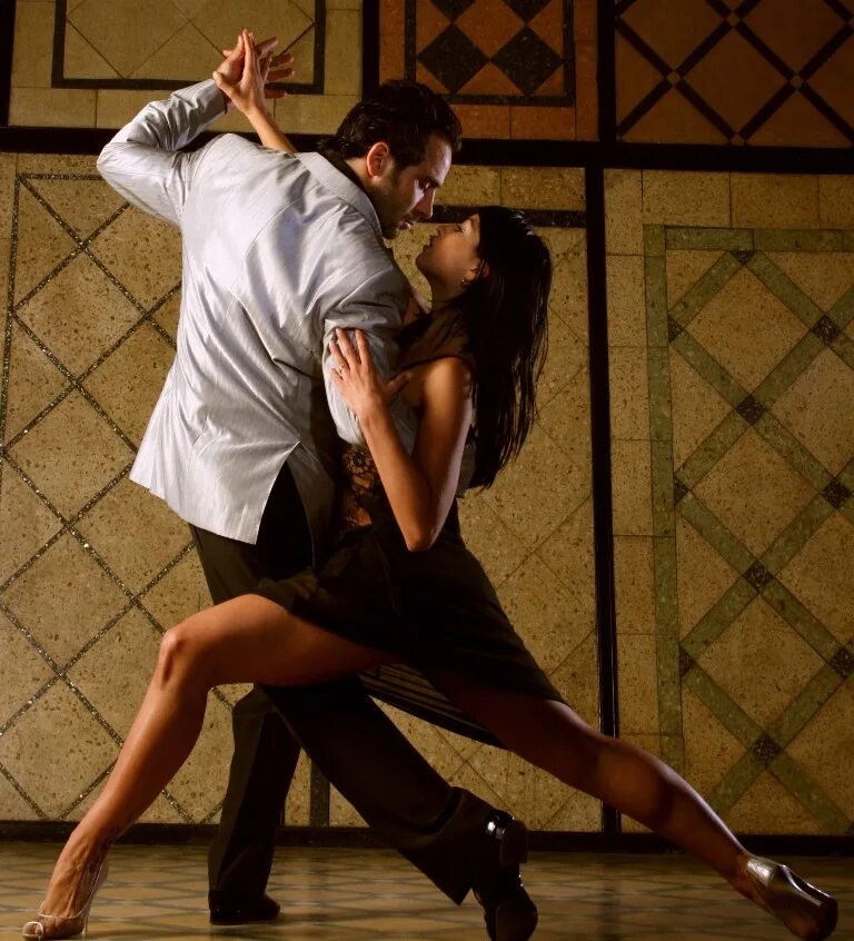 Где мужчина танцует. Парень и девушка танцуют. Танец страсти. Страстные танцы в паре. Пареньтакнцует с девушкой.
