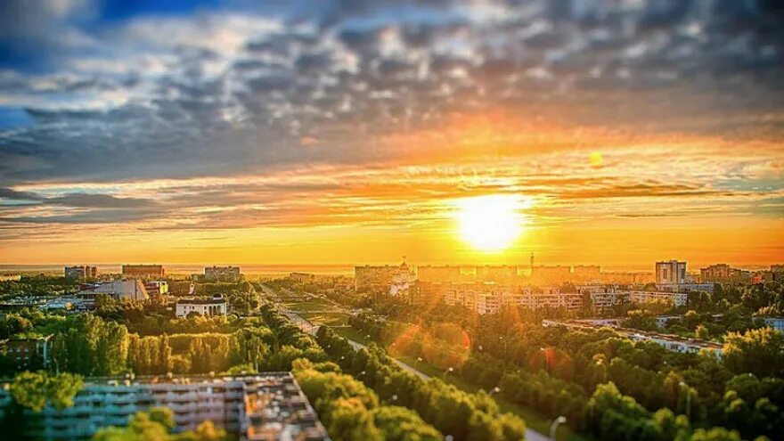 Солнечных дней в нижнем новгороде. Рассвет Набережные Челны. Рассвет Тольятти. Солнечное летнее утро в городе. Солнечный день в городе.