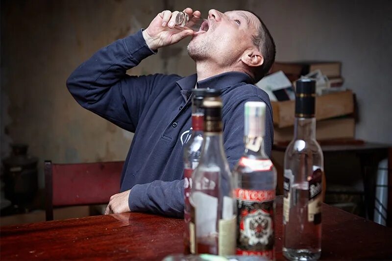 Алкаши ночью. Алкаши ночью. Алкаши ночью. Гопники на улице. Алкаши ночью.