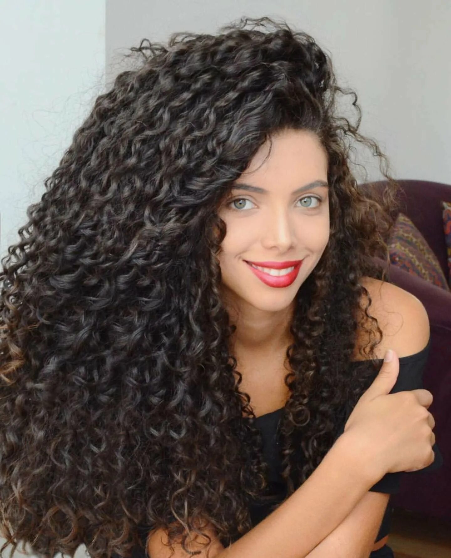 Ханна с кудрями. Афролоконы канекалон. Косички на кудрявые волосы. Причёски на кучерявые волосы. Кудрявые волосы из косичек.