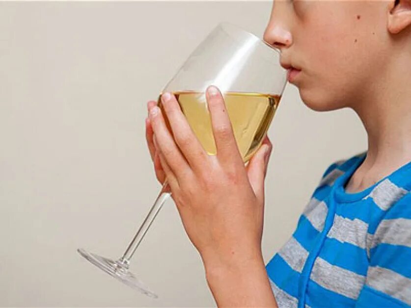 Дети пьют вино. Детский алкоголизм. Детский алкоголь. Дети пьют алкоголь.