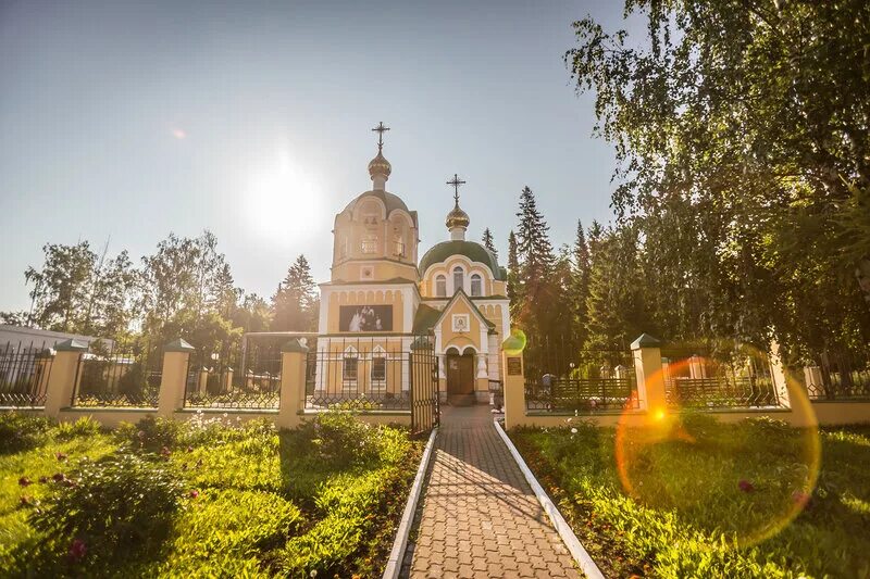 Храм царственных страстотерпцев ижевск. Храм святых царственных мучеников ижевск. храм святых царственных страстотерпцев (ижевск). успенская церковь ижевск кладбище. «святыням ижевска».