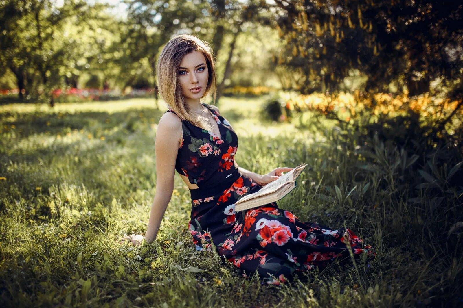 Летняя фотосессия в лесу. Позы для фотосессии для девушек на природе. Фотосессия в лесу. Идеи для фотосессии на природе. Брюнетка фотосессия на природе.