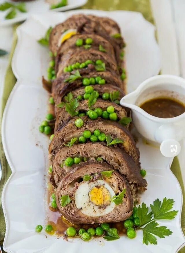 Мясной рулет с яйцом в духовке рецепт. Мясной рулет. мясные рулетики. рулет из говядины с яйцом. рулет мясной с луком и яйцом.