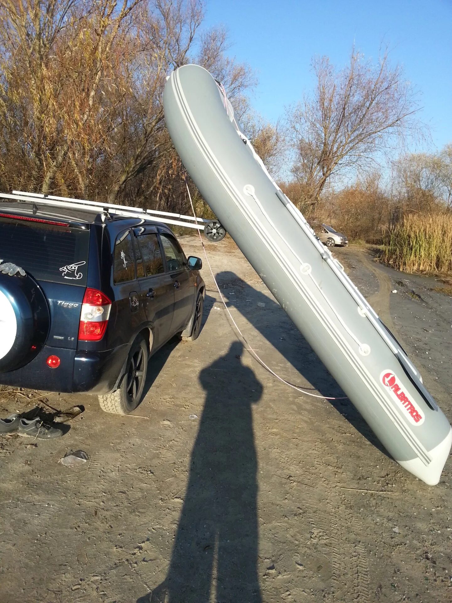 Лодка пвх на крыше автомобиля. Багажник на крышу для перевозки лодки ПВХ 3200 Нива Шевроле. Перевозка лодки ПВХ на багажнике. Приспособление для перевозки лодки на крыше автомобиля. Приспособление для погрузки лодки на крышу автомобиля.