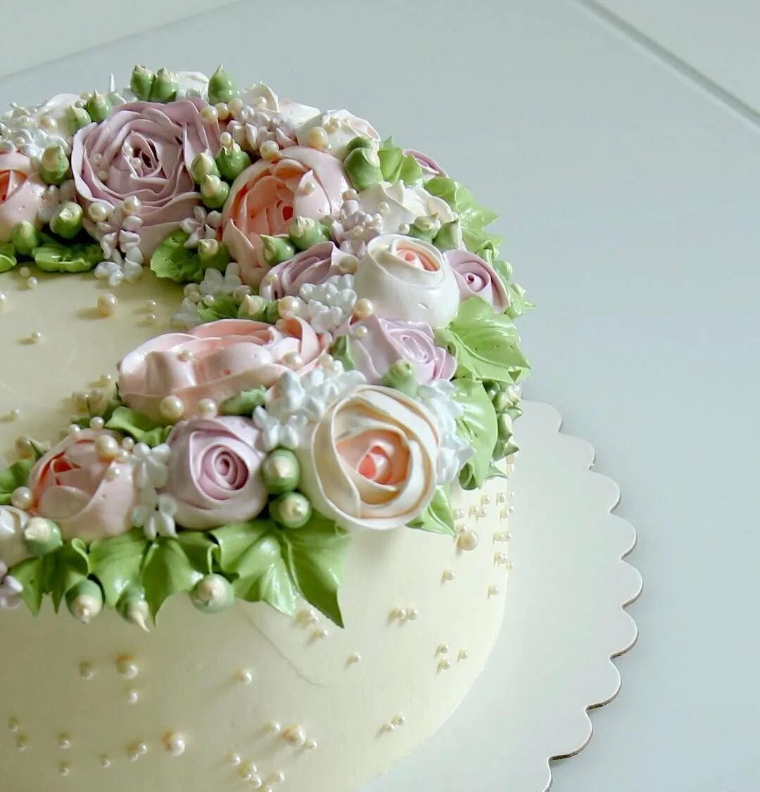 Кремовые украшения. Торт с цветами. Кремовое украшение торта. Торт с кремовыми цветами. Красивые кремовые торты.