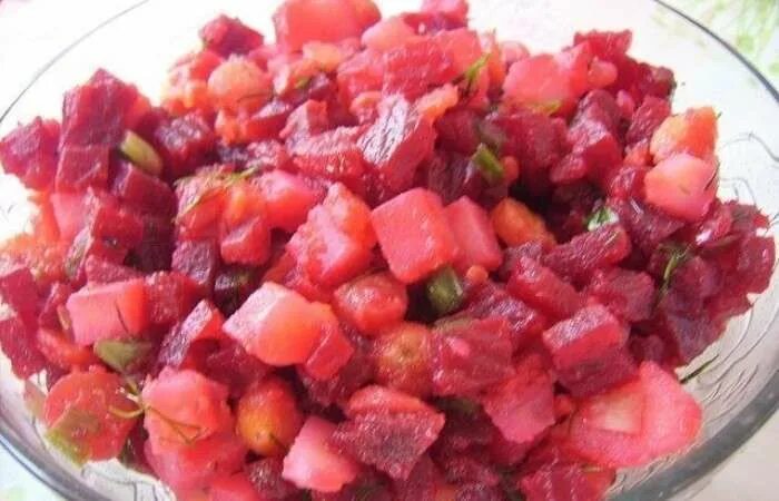 ингредиенты винегрета без горошка. винегрет без горошка. винегрет с капустой. винегрет без горошка. винегрет в тарелке.